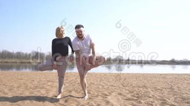 一位白种人的男<strong>教师</strong>和一位女<strong>教师</strong>在自然界的河岸上从事动态瑜伽，冥想技巧